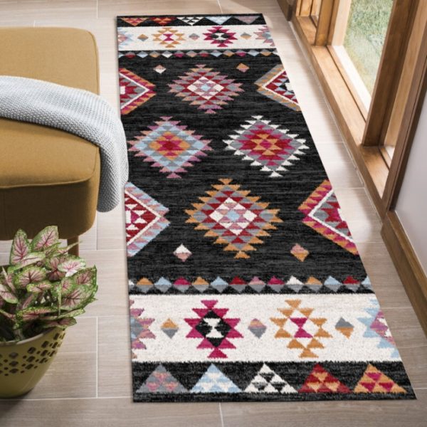 שטיח ראנר קצר בצבעים כהים עם צורות גיאומטריות