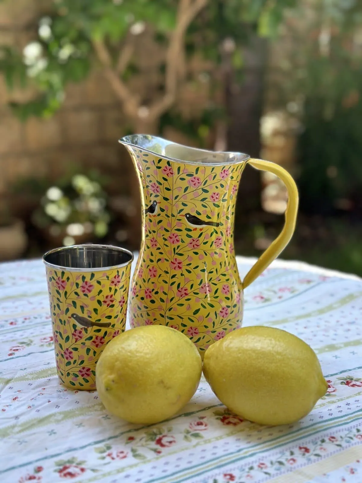 קנקן וכוס נירוסטה צהוב עם פרחים ורודים