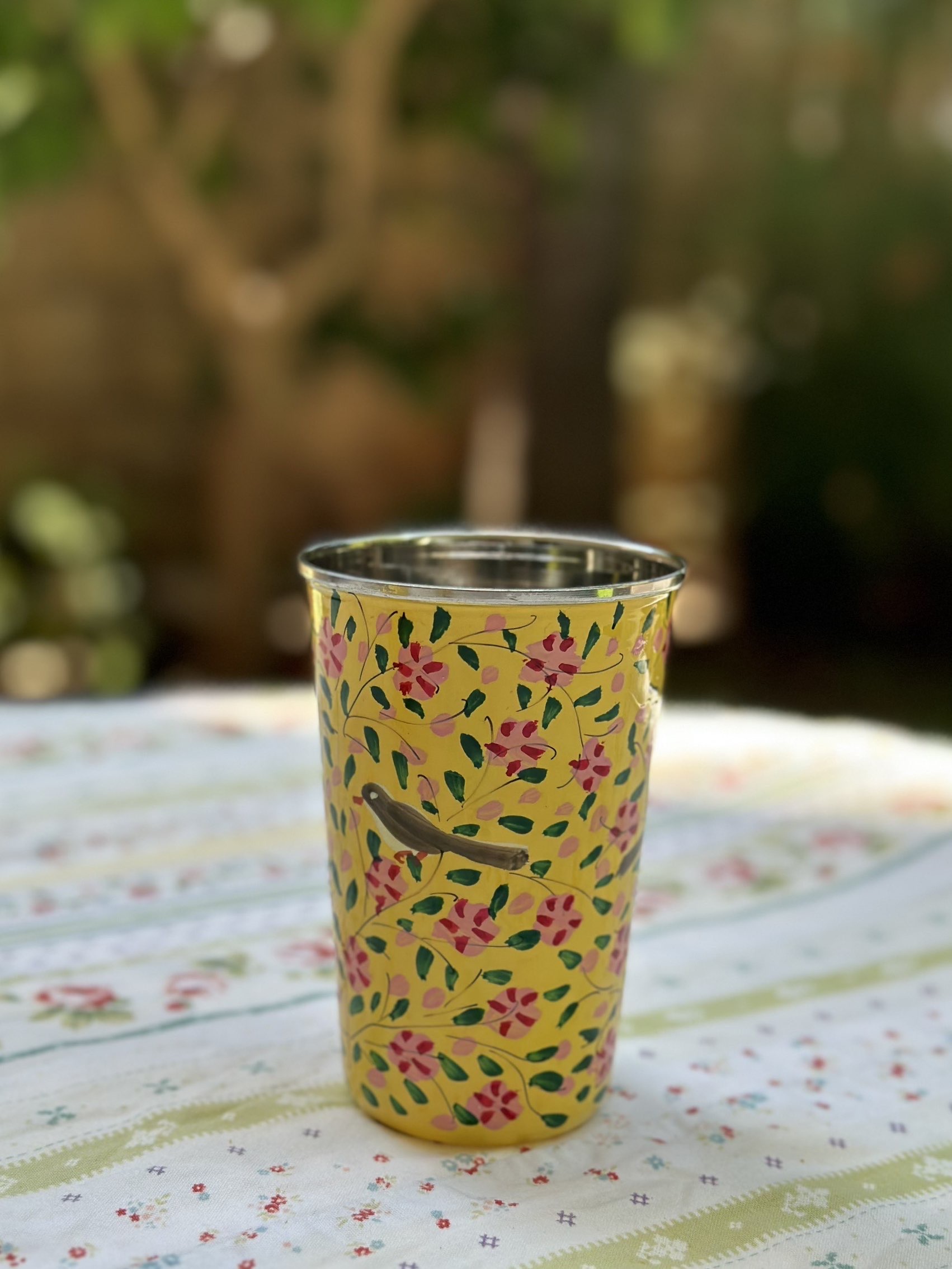 כוס נירוסטה צהוב עם פרחים ורודים