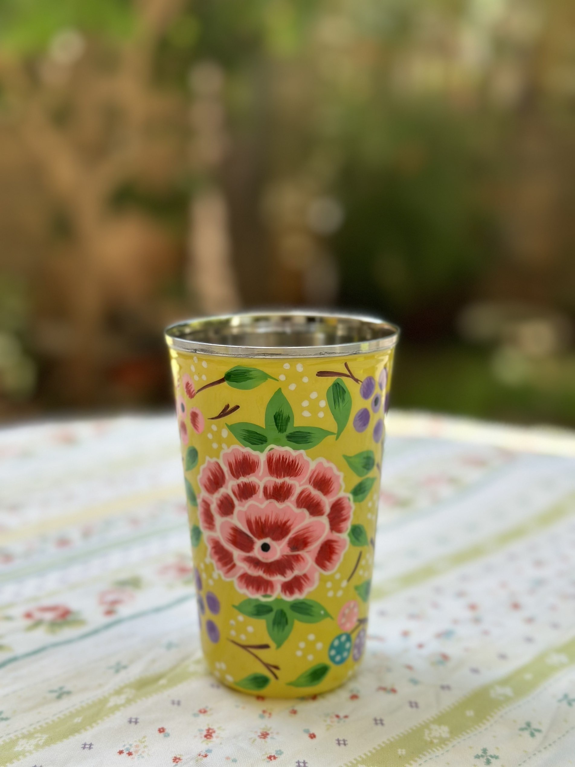 כוס נירוסטה פרח אדום גדול על רקע צהוב