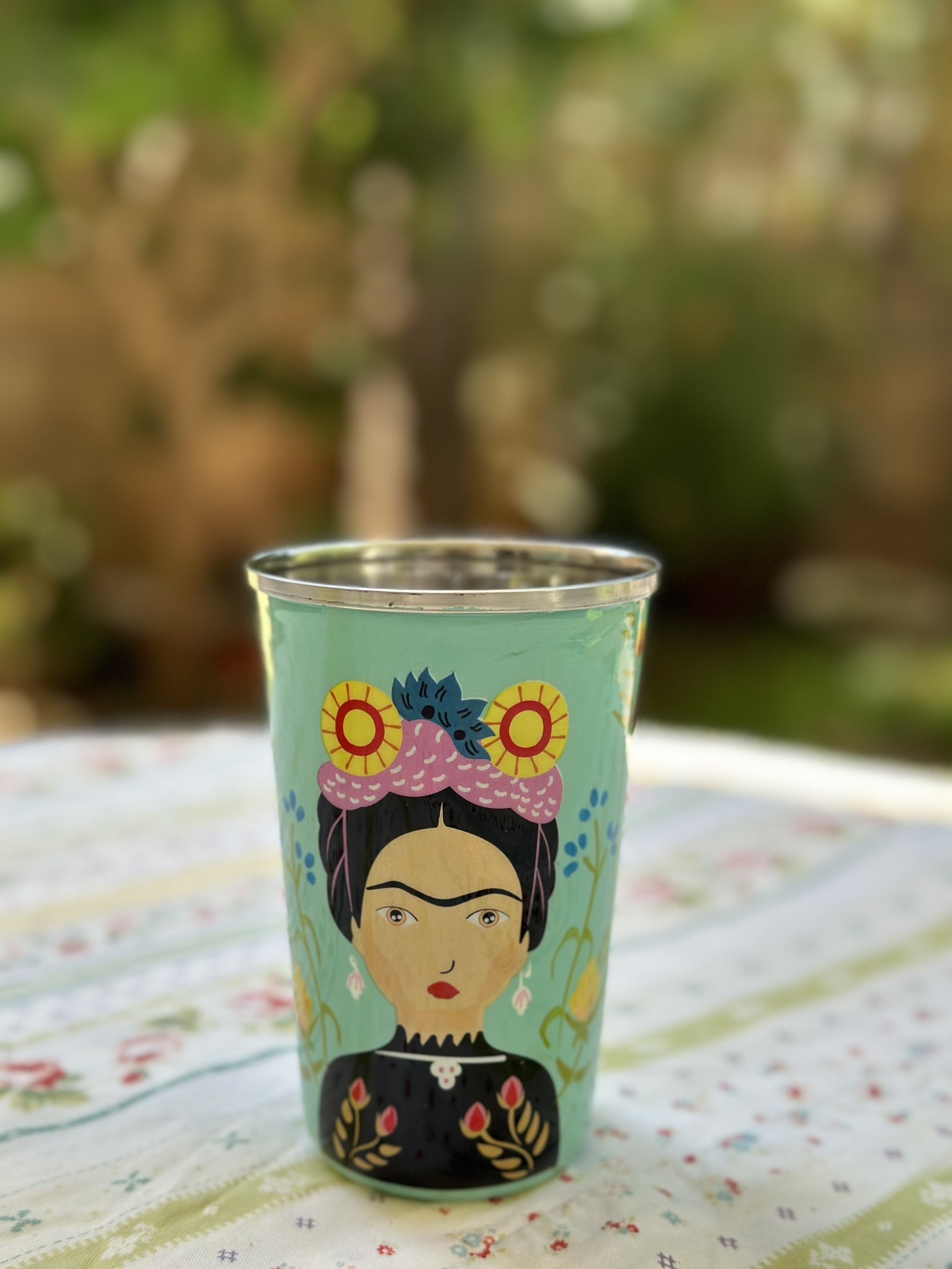 כוס נירוסטה פרידה על רקע טורקיז